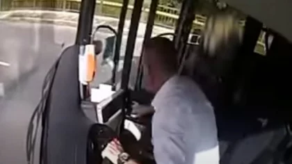 Chofer frenó para salvar a una anciana en pleno asalto