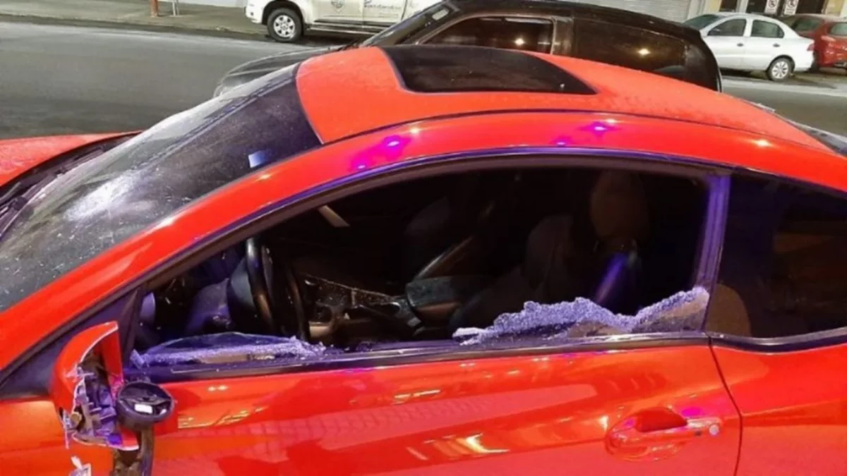Descontrolada, le rompió el auto con una pala