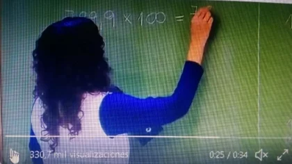 Una maestra le erró en una cuenta en una clase por TV
