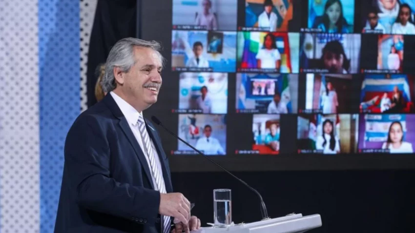Alberto Fernández encabezó el acto de promesa de la Bandera