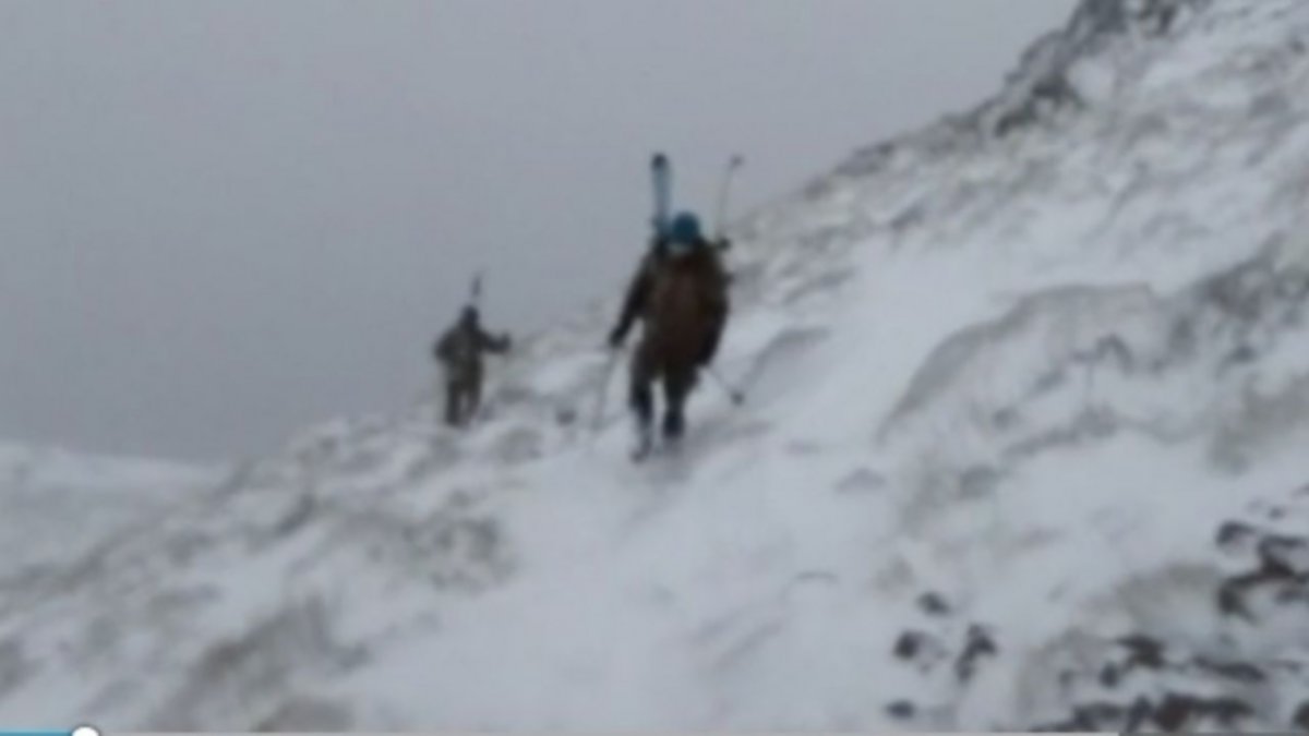 Intensa búsqueda en medio de un fuerte temporal de nieve