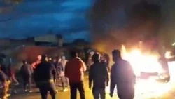 Vecinos tiraron al fuego a presunto asesino del colectivero
