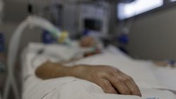 Murió porque su familia le desconectó el respirador por error