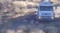 Desaprensivo: tiró líquidos cloacales al río Neuquén