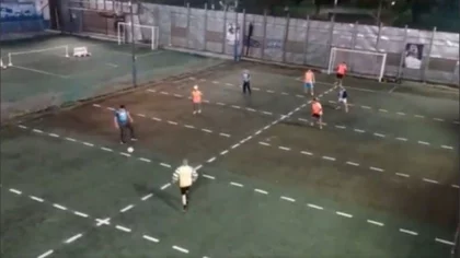 Inventaron un metegol humano para cumplir el distanciamiento