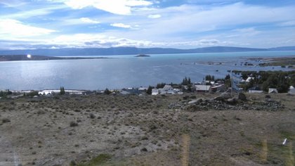 El frío polar congeló las olas del lago Argentino