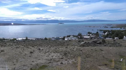 El frío polar congeló las olas del lago Argentino