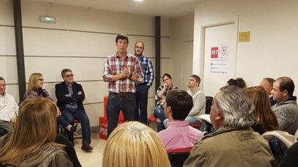Concejal se duchó en plena sesión y no apagó la cámara