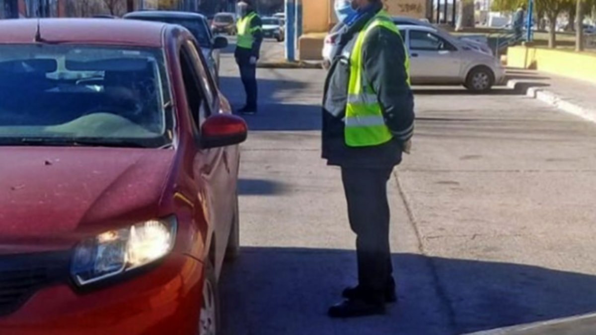 Debía estar aislada pero iba en su auto sin seguro y sin carnet