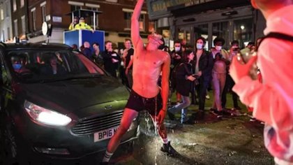 Según la Policía Inglesa, "Los borrachos no respetan la distancia social".