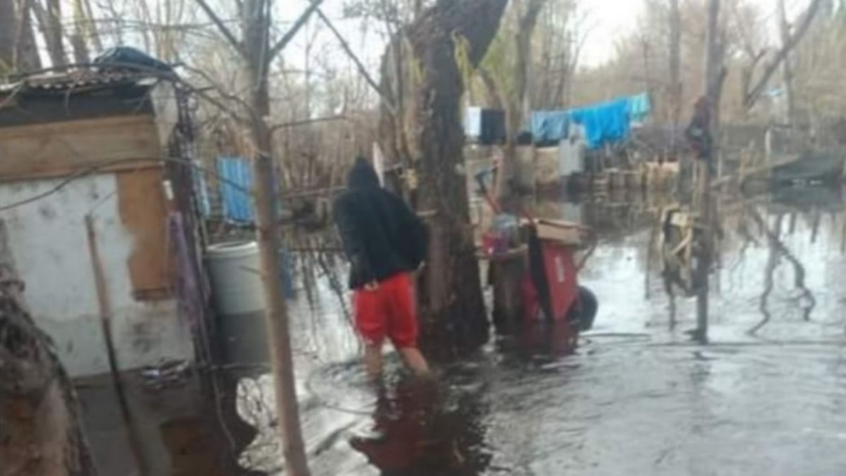 Vecinos de Barrio Confluencia inundados por la crecida