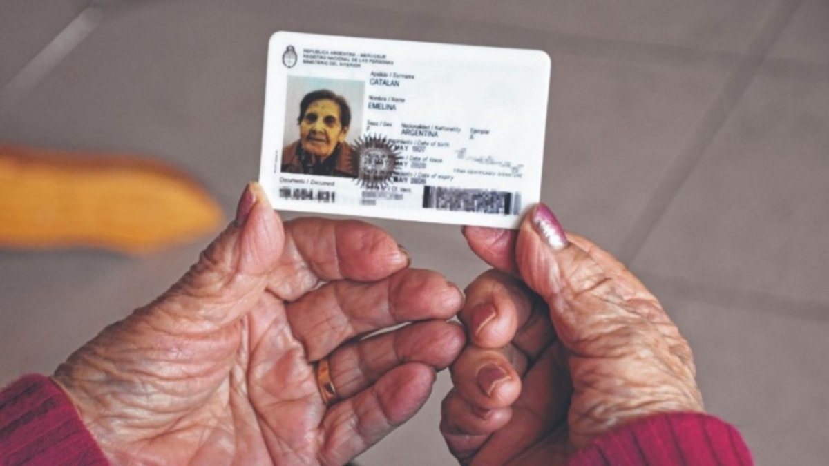 Emelina tuvo su primer documento a los 94 años