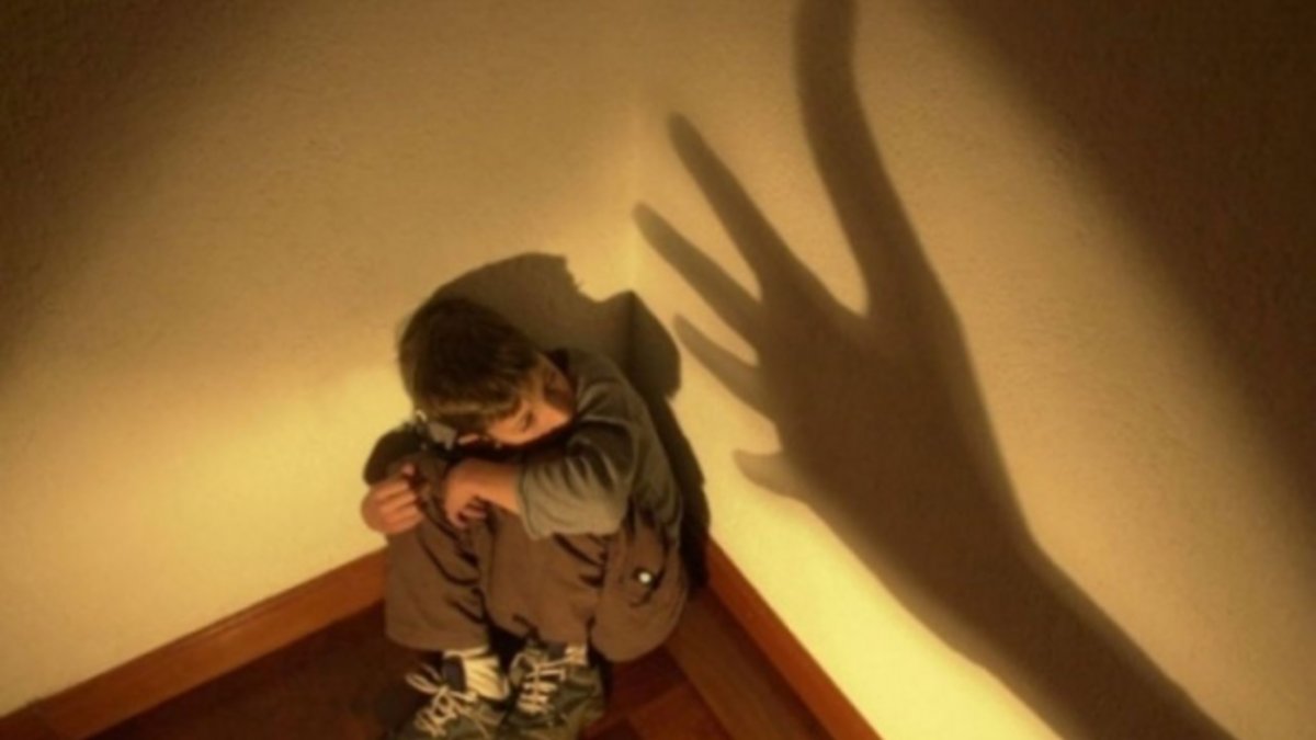 Una mamá estranguló a su hijo porque le usó el celular