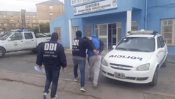 La violaron frente a sus hijos por una deuda de su marido