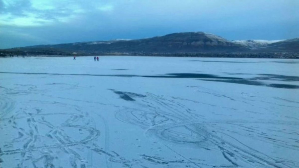 Pícaros: “esquiaban” con sus autos en el lago