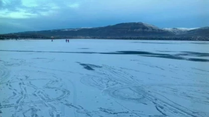 Pícaros: “esquiaban” con sus autos en el lago