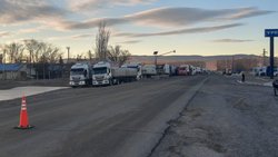 Más de 100 camioneros parados, y uno dio pasado de alcohol