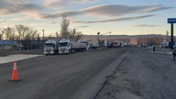 Más de 100 camioneros parados, y uno dio pasado de alcohol
