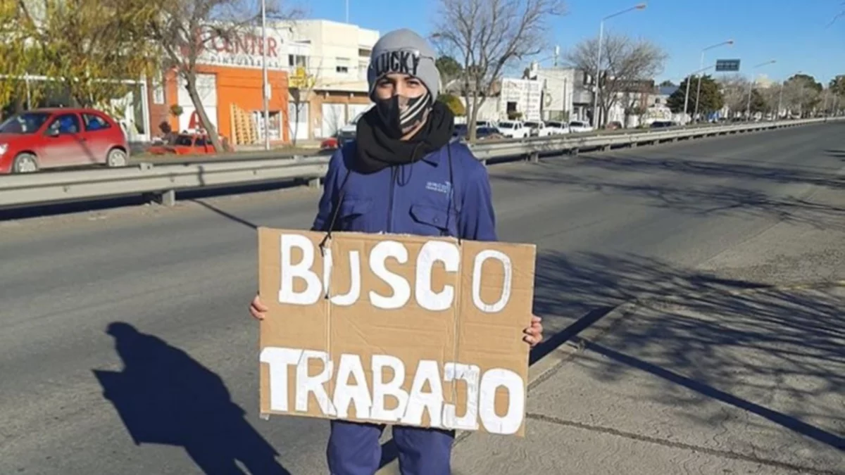 Pide trabajo con un cartel al costado de la ruta