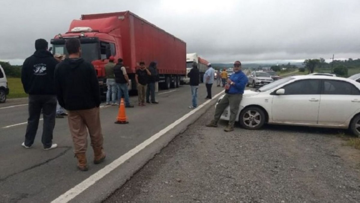 Camioneros cortan Ruta 34 por restricciones de Santiago