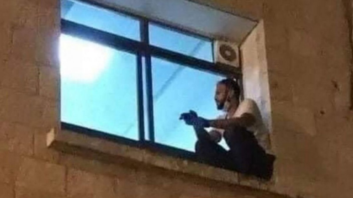 Escaló tres pisos para acompañar a su madre agonizante