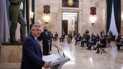 El presidente destacó a las FFAA y comprometió mejora salarial