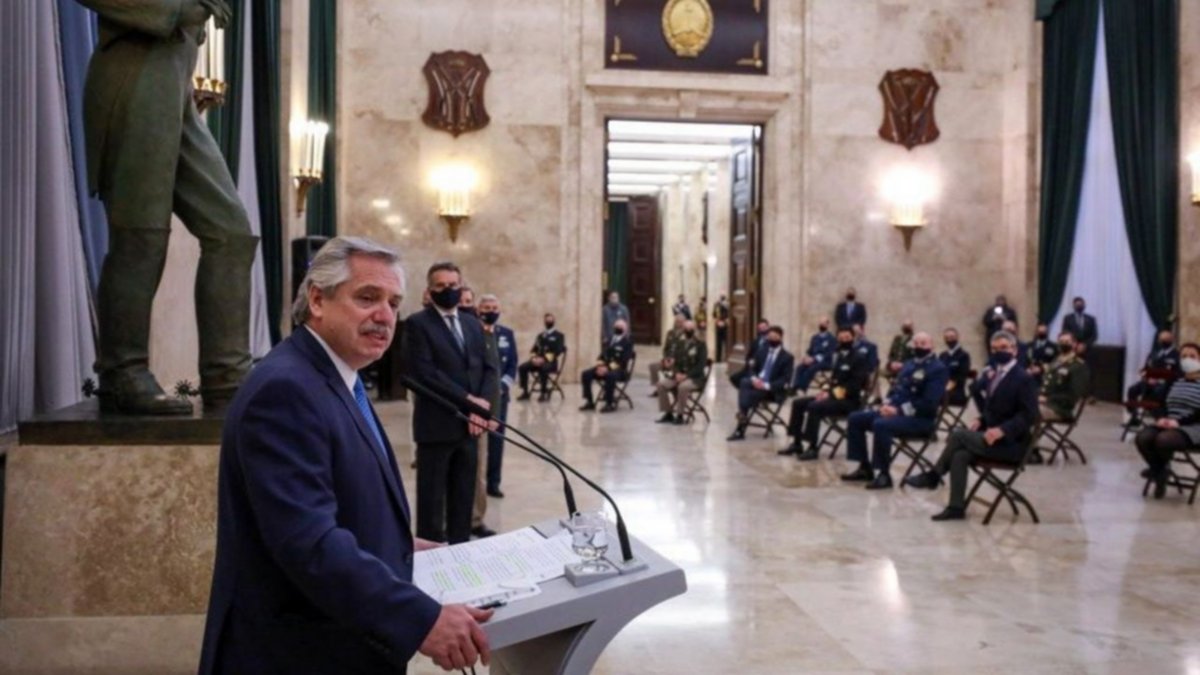 El presidente destacó a las FFAA y comprometió mejora salarial