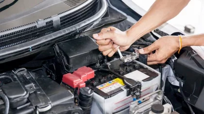 No era mecánico, le quería robar la batería del auto