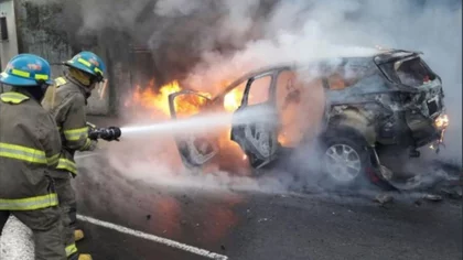 Prendió fuego el auto de su exnovio y estalló en su cara