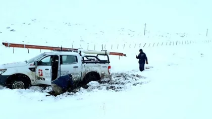 Azotados por viento blanco , trabajan donde cayeron los postes