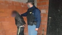 Lo agarraron infraganti en el patio de una casa