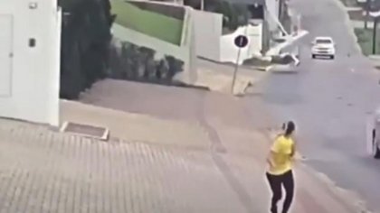 Una avioneta se estrelló en la calle y grabaron el momento