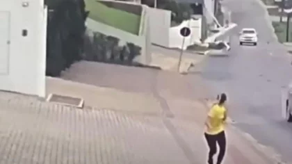 Una avioneta se estrelló en la calle y grabaron el momento