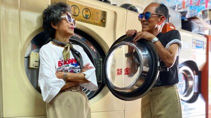 Tienen una lavandería y modelan la ropa que se olvida la gente