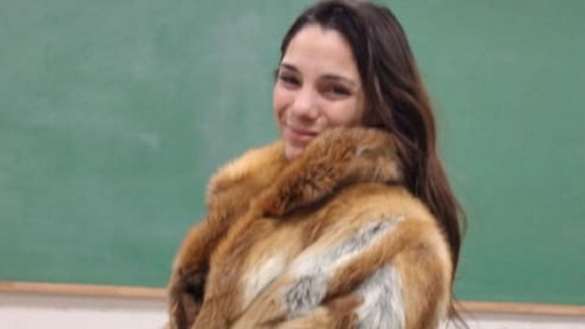 Liberan a la joven que insultó a policías tras chocar contra una plazoleta