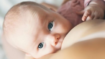 Aunque la madre tenga coronavirus, sugieren amamantar