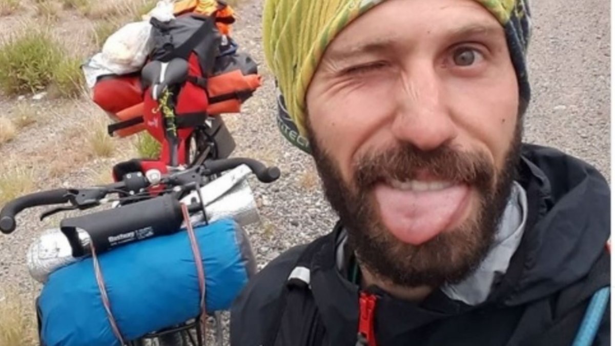 Juan busca la bicicleta que le regaló su mamá antes de morir