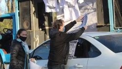 El gremio docente protesta con singular caravana de guardapolvos