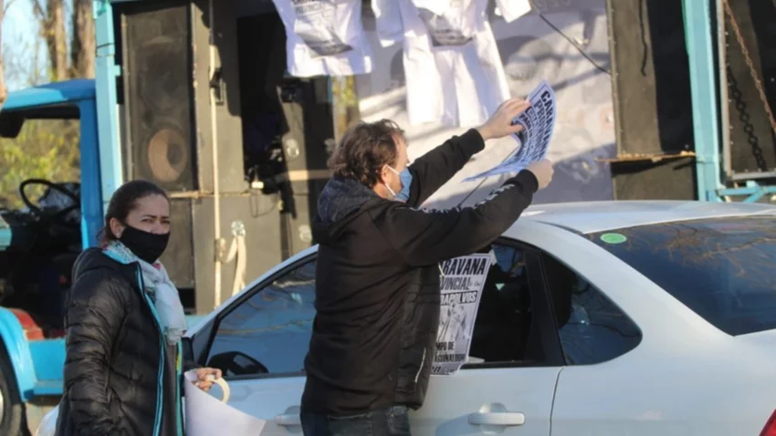 El gremio docente protesta con singular caravana de guardapolvos