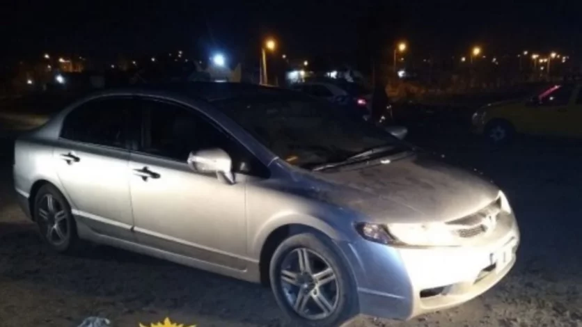 Quisieron huir pero se les paró el auto