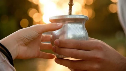 Quieren dejar sin yerba al pueblo para que no compartan mate