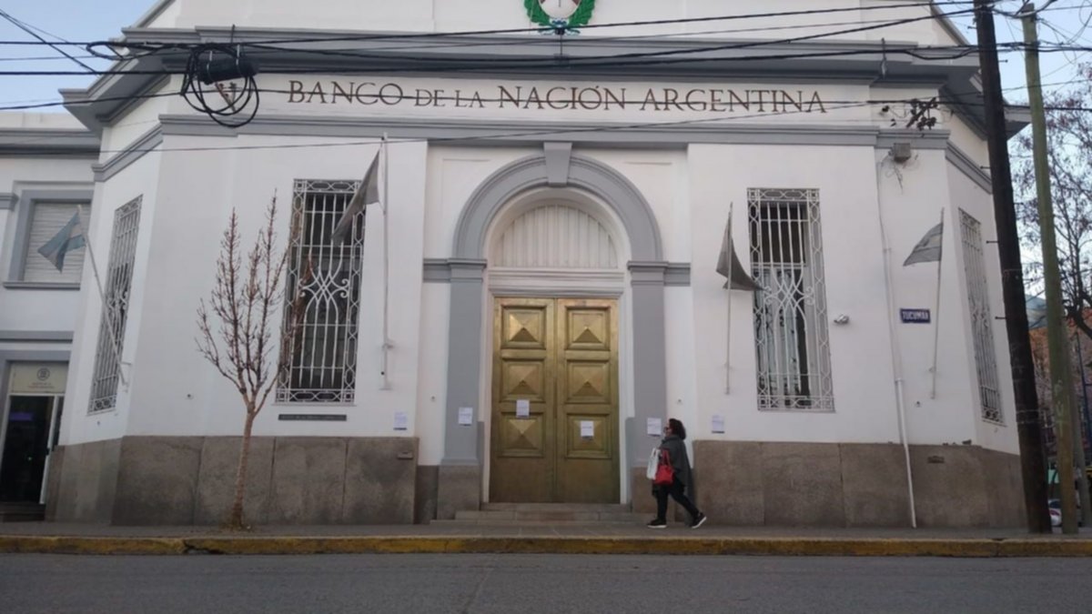 En Roca el Banco Nación abrió con polémica
