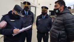 Centenario: Hace 12 horas que el intendente es rehén en su oficina