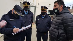 Centenario: Hace 12 horas que el intendente es rehén en su oficina