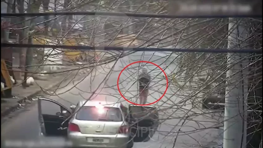 Quiso robar un auto a punta de pistola... lleno de policías