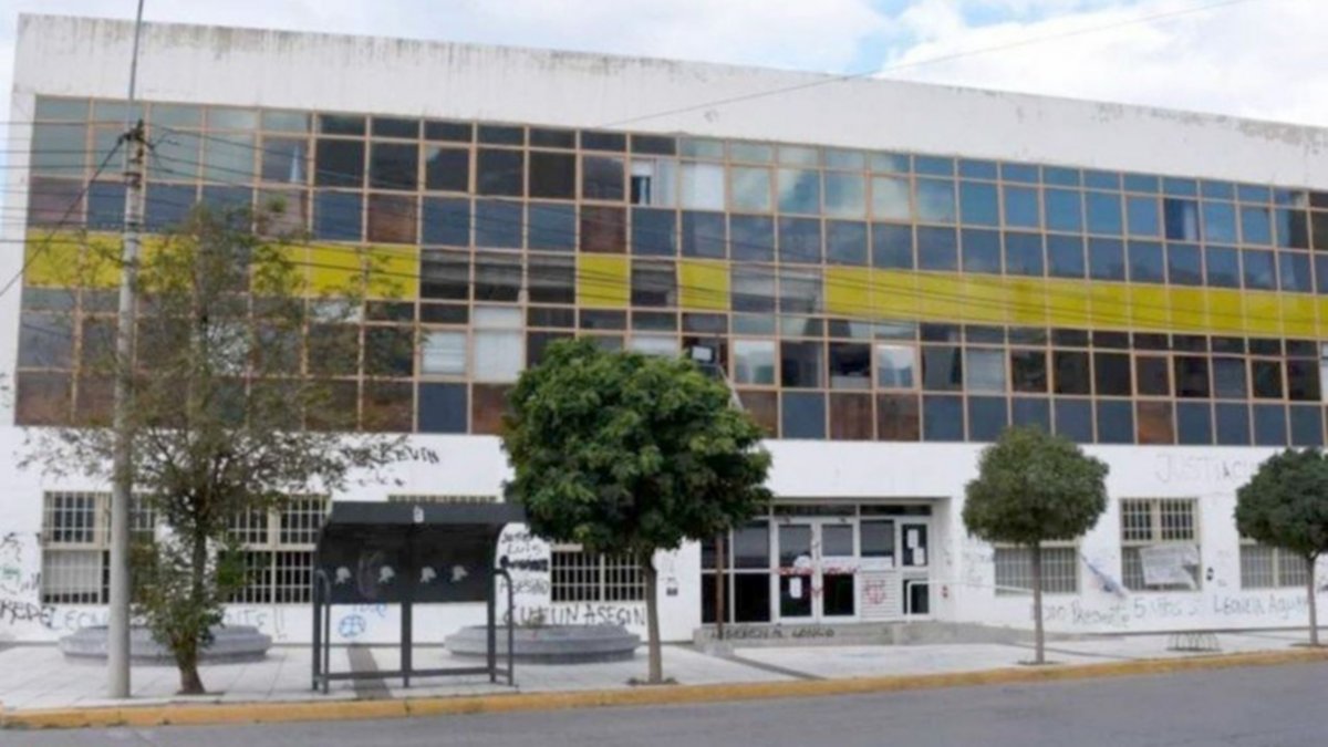 Son gemelos, uno abusó y robó, y la Justicia no sabe a cuál detener