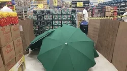 Murió en el supermercado, y taparon el cadáver para no cerrar