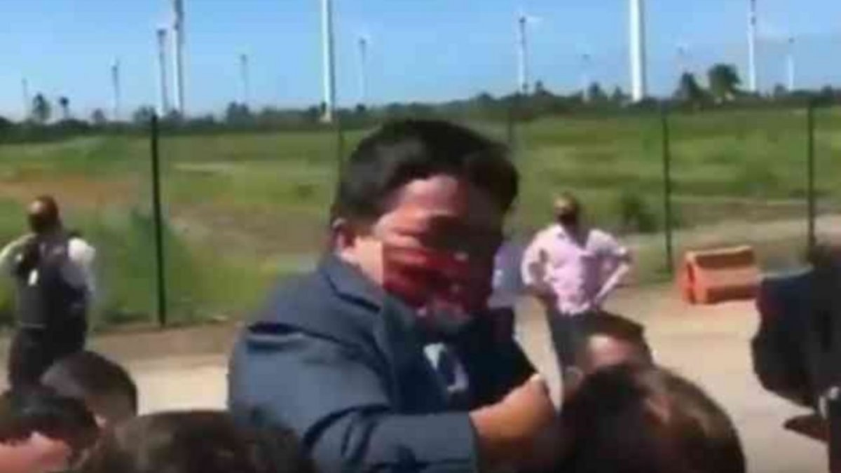 Bolsonaro alzó "a upa" a un enano pensando que era un niño