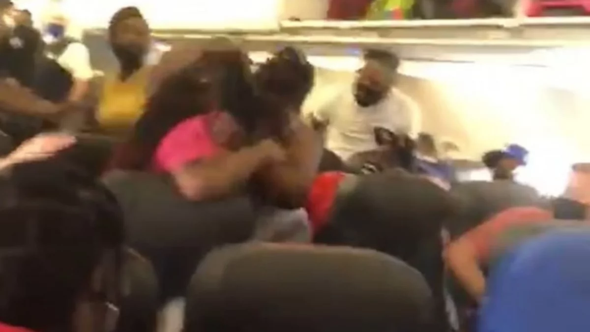 Brutal pelea de mujeres en el avión por no usar barbijo