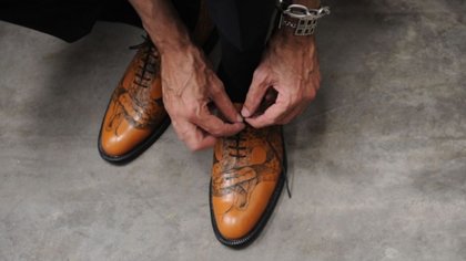 Tatuajes, incrustaciones y brillos, lo nuevo en zapatos para hombres